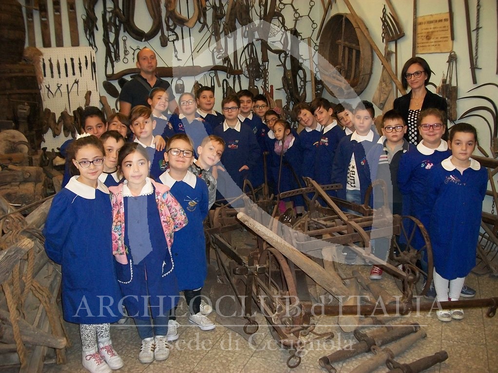 L’ENTUSIASMO DEGLI ALUNNI DI TRE CLASSI ELEMENTARI DELL‘ISTITUTO COMPRENSIVO “DON BOSCO-BATTISTI” IN VISITA AL MUSEO ETNOGRAFICO CERIGNOLANO