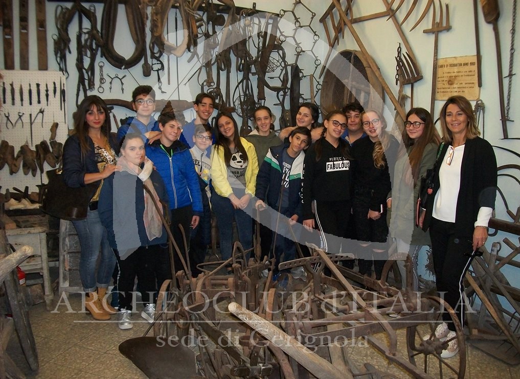 LA TERZA “E“ DELLA SCUOLA MEDIA STATALE “DON BOSCO” IN VISITA AL MUSEO ETNOGRAFICO CERIGNOLANO AFFASCINATA DAI NUMEROSI REPERTI DELLA CIVILTA’ CONTADINA