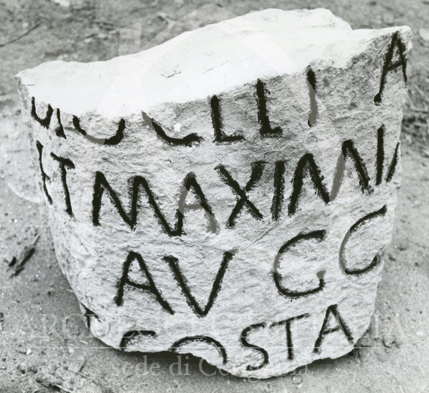 COLONNA MILIARIA (MUTILA) DELLA VIA TRAIANA INDICANTE LA TETRARCHIA NEL MUSEO ETNOGRAFICO CERIGNOLANO