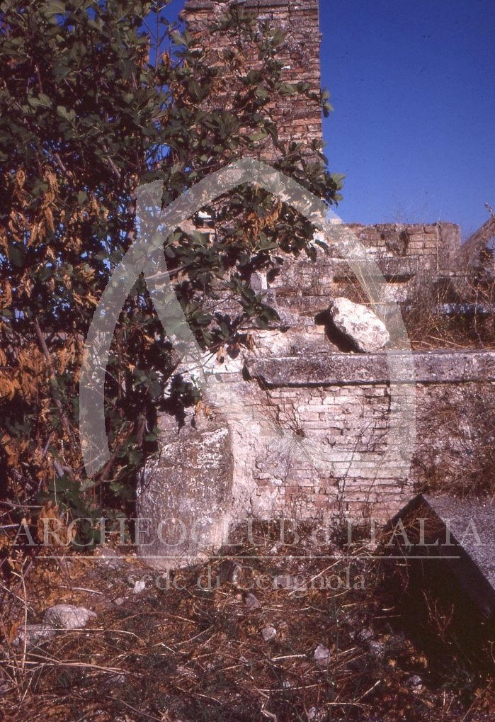 CERIGNOLA, CONTRADA “LE TORRI DUCALI”: CRONACA DEL RINVENIMENTO NEL 1977 DI UNA COLONNA MILIARE DEDICATA  A COSTANTINO IMPERATORE (313-314 d.Cr.).