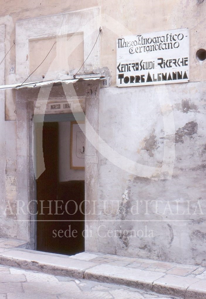 FOTO IRRIPETIBILI E UNICHE RIPRODUCONO L’ALLESTIMENTO DEL MUSEO ETNOGRAFICO CERIGNOLANO DEL 1° MAGGIO 1979 CON LA ESPOSIZIONE ORGANICA DEI 350 OGGETTI ED ATTREZZI