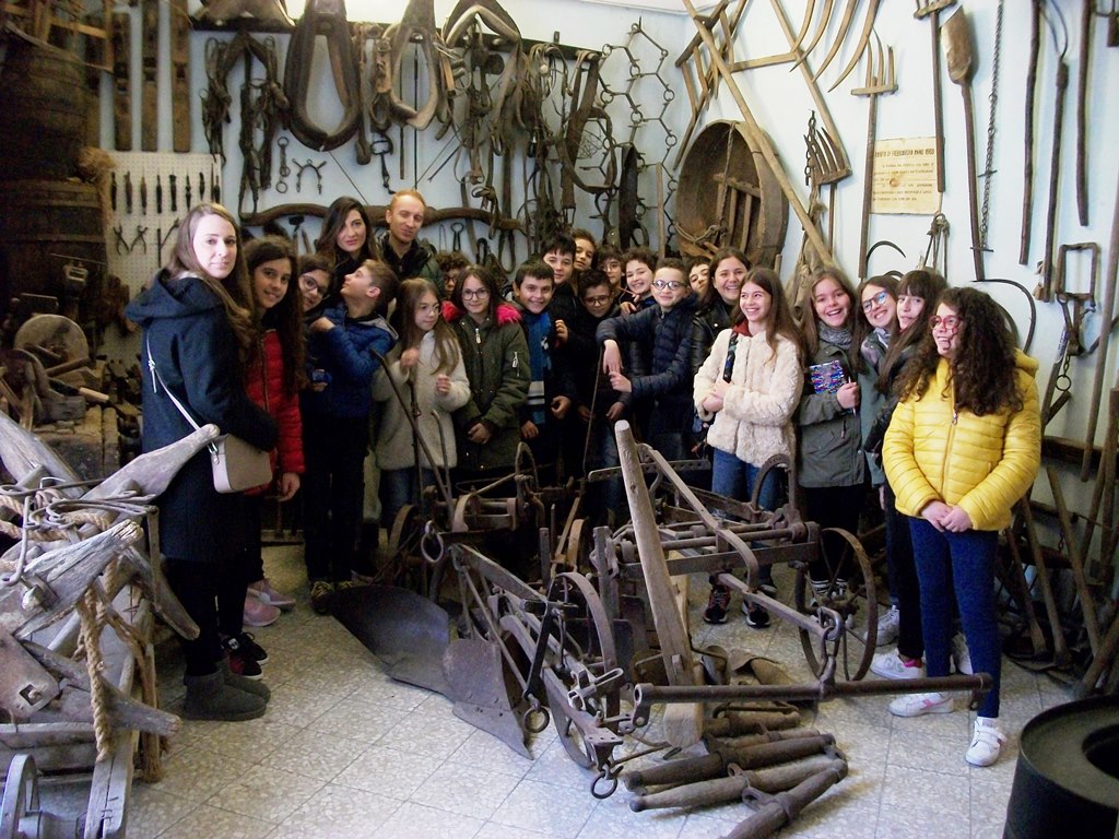 UN FASCINO IRRESISTIBILE E GIOIA IRREFRENABILE HANNO PERVASO I 43 ALUNNI DELLA SCUOLA MEDIA “DON BOSCO” IN VISITA DIDATTICA AL MUSEO ETNOGRAFICO CERIGNOLANO (1979)