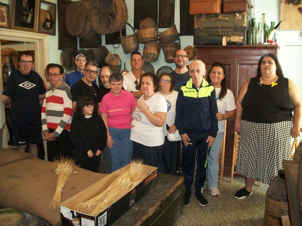 100_0510-1024x768 IL MUSEO ETNOGRAFICO CERIGNOLANO (1979) HA APERTO, CON GIOIA, LE PORTE ALLA COOPERATIVA SOCIALE “L’ABBRACCIO” DI CERIGNOLA PER UNA VISITA CULTURALE-CONOSCITIVA