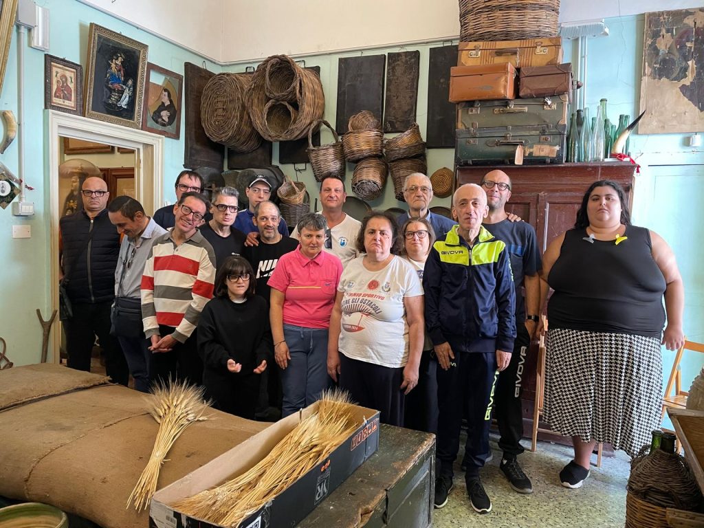 GRUPPO-1024x768 IL MUSEO ETNOGRAFICO CERIGNOLANO (1979) HA APERTO, CON GIOIA, LE PORTE ALLA COOPERATIVA SOCIALE “L’ABBRACCIO” DI CERIGNOLA PER UNA VISITA CULTURALE-CONOSCITIVA