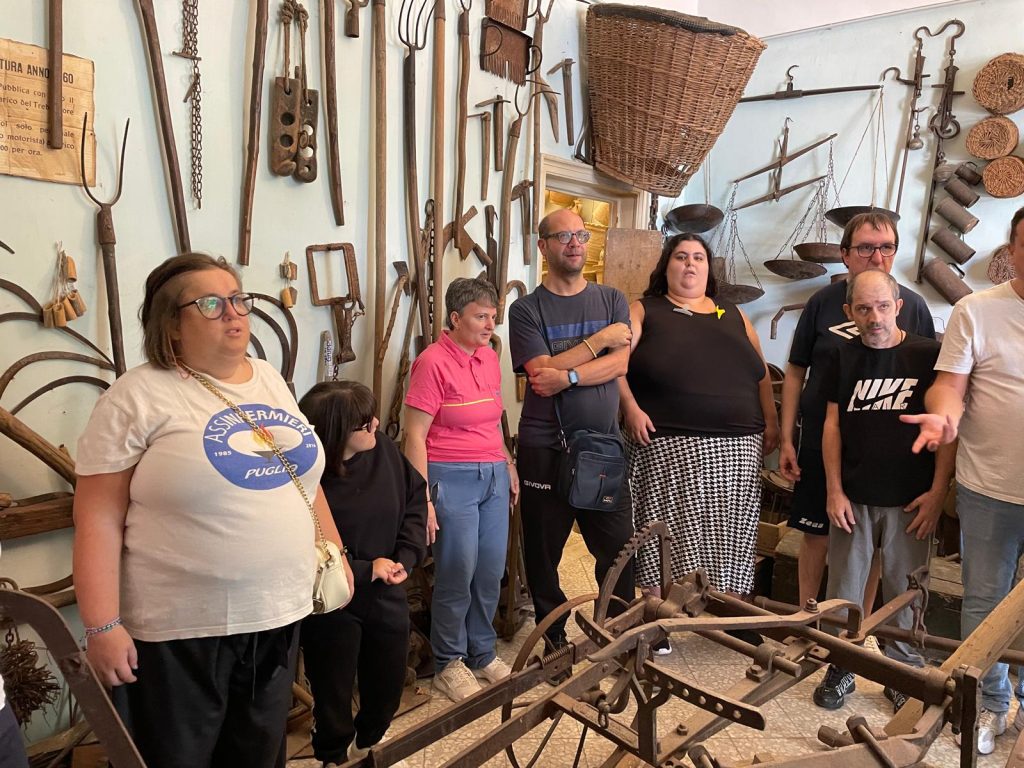 RAGAZZI-1024x768 IL MUSEO ETNOGRAFICO CERIGNOLANO (1979) HA APERTO, CON GIOIA, LE PORTE ALLA COOPERATIVA SOCIALE “L’ABBRACCIO” DI CERIGNOLA PER UNA VISITA CULTURALE-CONOSCITIVA